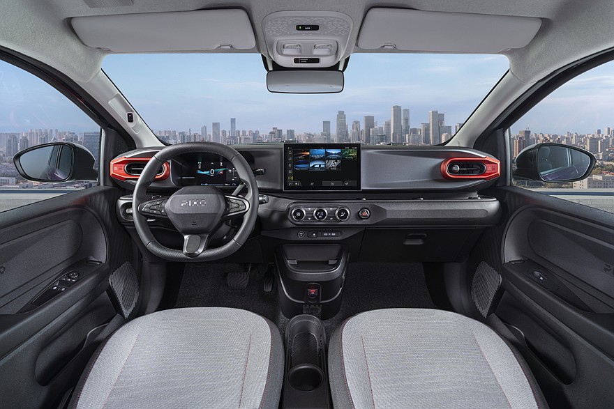 На фото: салон Nissan Pixo