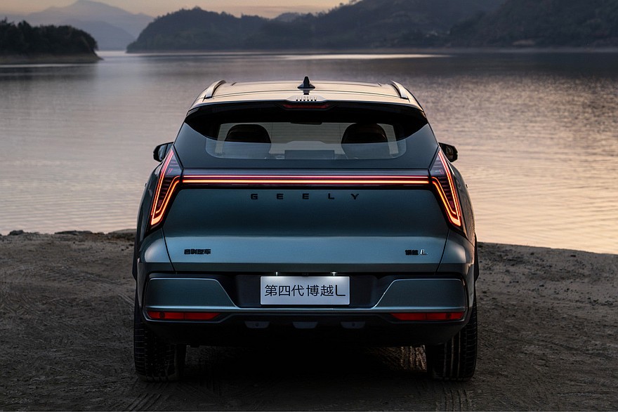 Бензиновый Geely Boyue L образца 2025 года