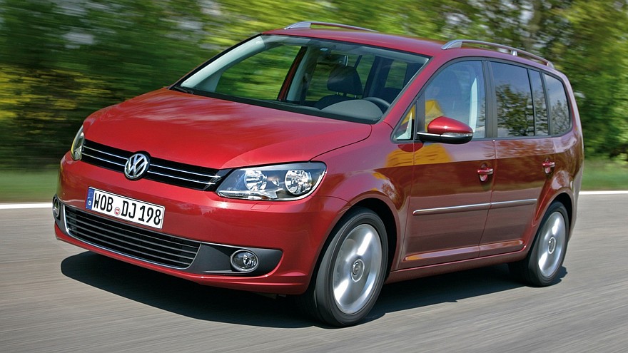 Volkswagen Touran '2010–15 красный три четверти на трассе