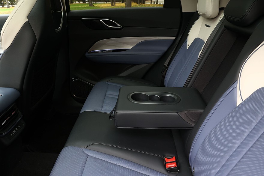 Красное знамя против четырёх колец: сравнительный тест Hongqi HS3 и Audi Q3