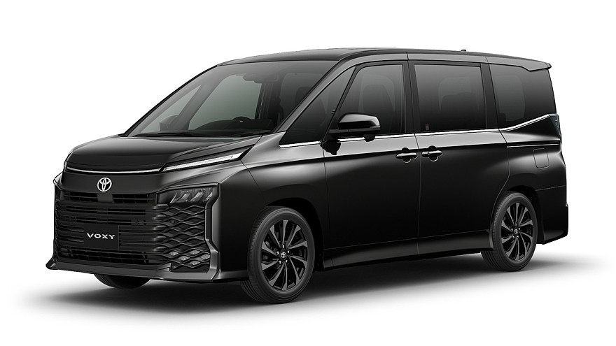 На фото: обновлённый минивэн Toyota Voxy
