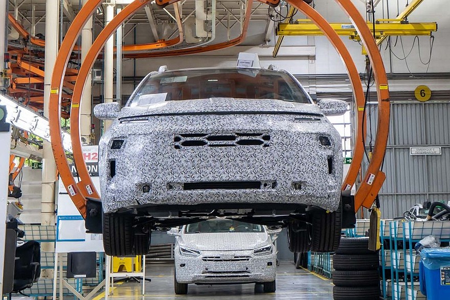 Кроссовер Chevrolet Sonic. О модели на заднем плане в GM информации не предоставили