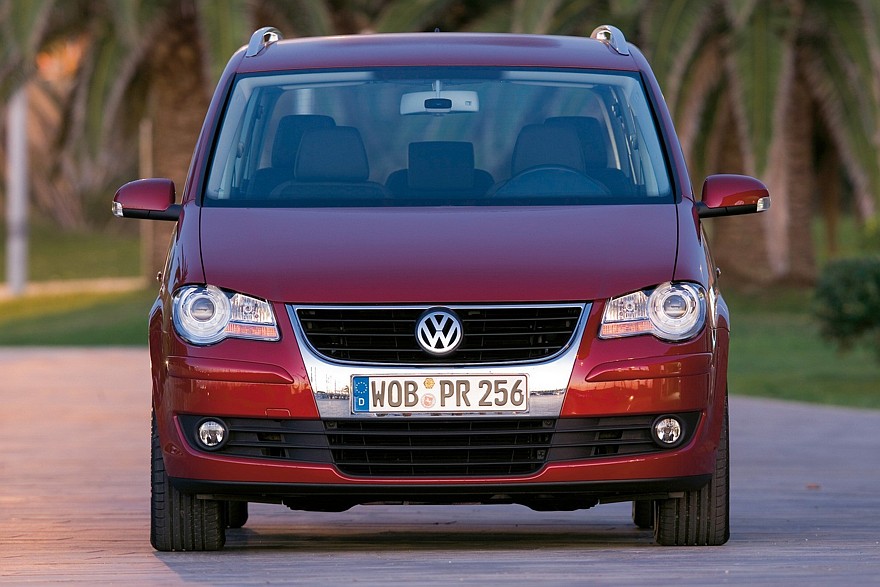Volkswagen Touran '2006–10 красный спереди