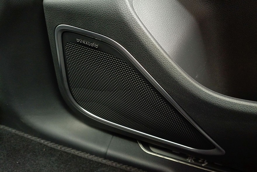 Крылатые габариты, немного эвкалипта и сила пользовательских настроек: тест-драйв Hongqi HS7