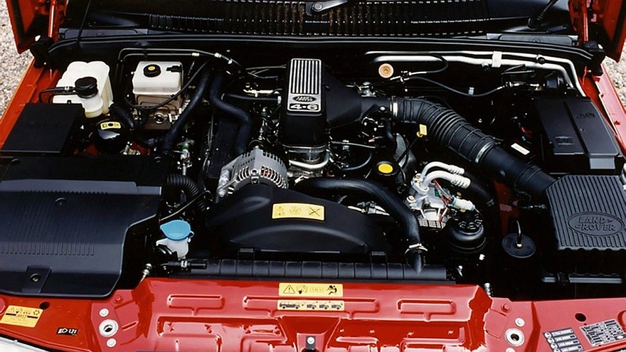 На фото: Под капотом Range Rover '1994–2002