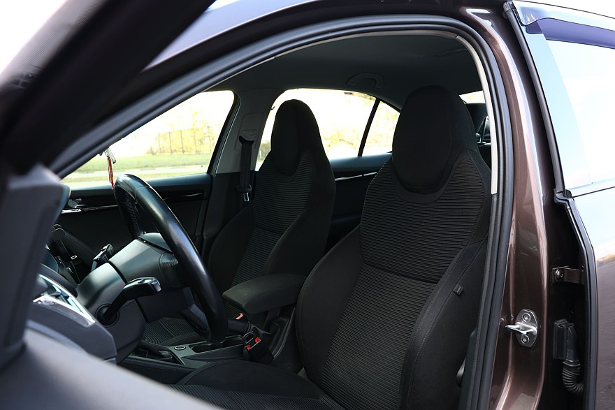 Skoda Octavia A7 с пробегом: ржавые пороги, дыры в дверях и комфортный салон из пластика