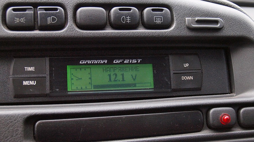В некоторых автомобилях бортовой компьютер также имеет функцию вольтметра