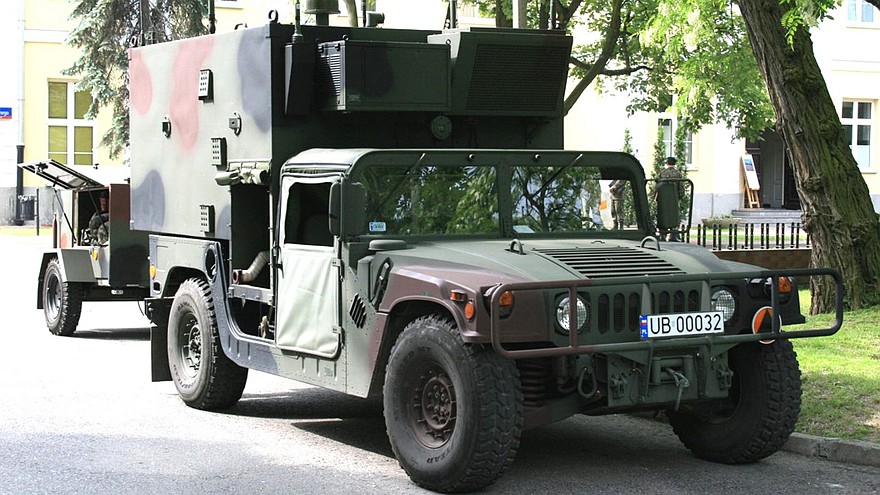 Машина M1097A2 со съемным контейнером и прицепом (фото MO Польши)