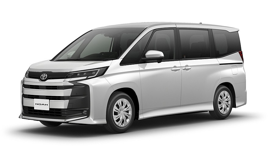 На фото: обновлённый минивэн Toyota Noah