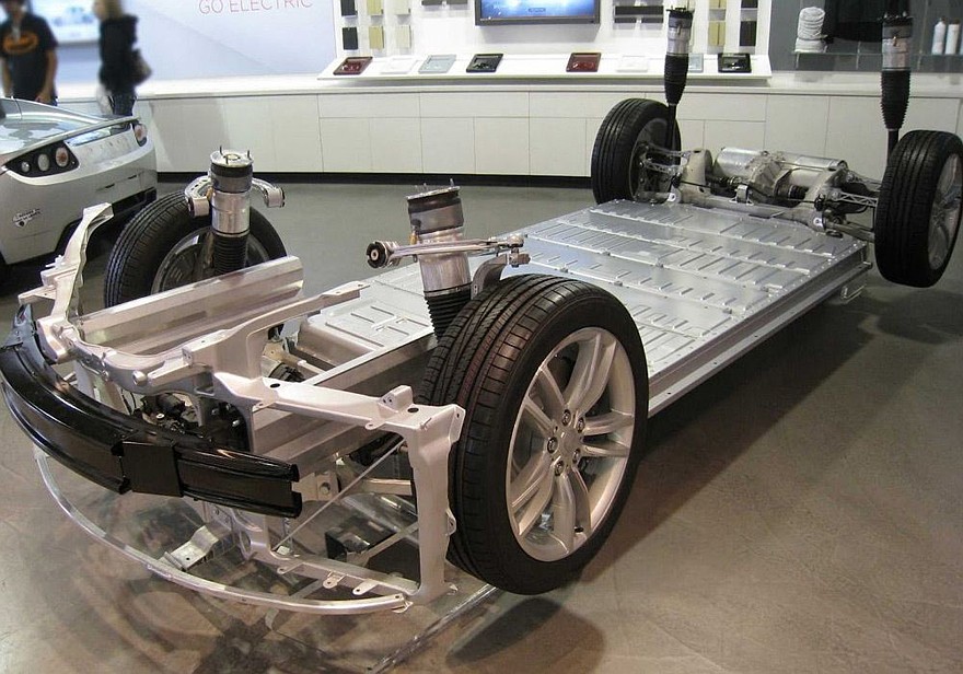 Расположение аккумуляторного блока в автомобиле Tesla