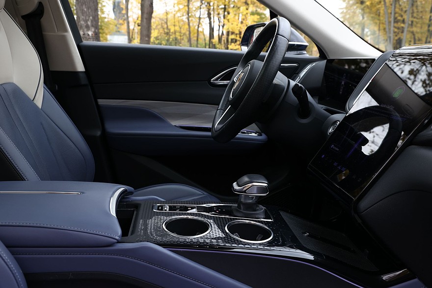 Красное знамя против четырёх колец: сравнительный тест Hongqi HS3 и Audi Q3