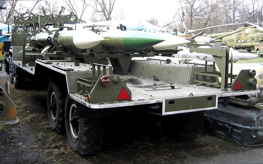 Удлиненный полуприцеп ЗИЛ-137Б с зенитными ракетами транспортной машины 9Т227