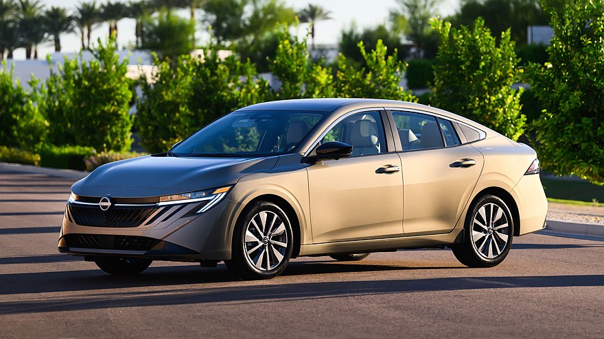 На фото: актуальный седан Nissan Sentra SL