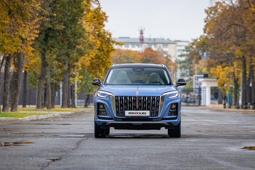 Красное знамя против четырёх колец: сравнительный тест Hongqi HS3 и Audi Q3