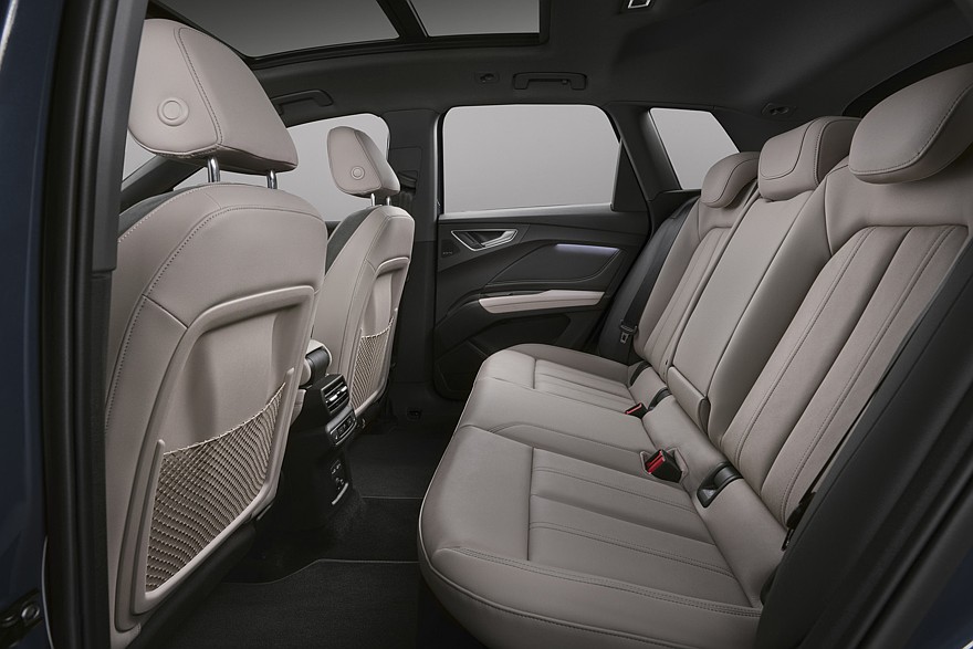 На фото: салон посвежевшего кроссовера Audi Q4 e-tron