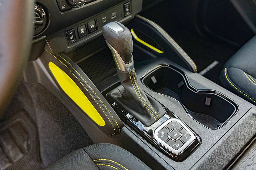 На фото: салон Nissan Frontier Sport Edition