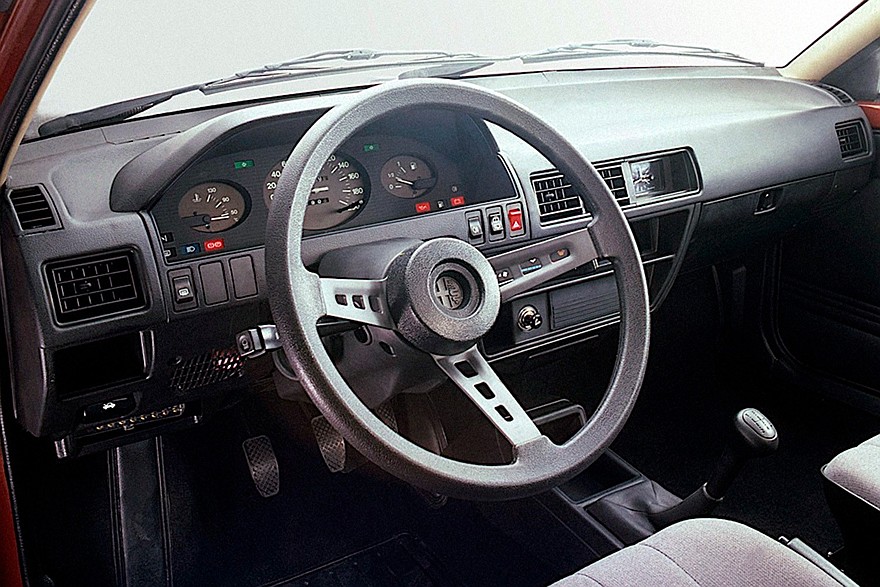 Интерьер изо всех сил пытался выглядеть по-альфовски. Не получилось