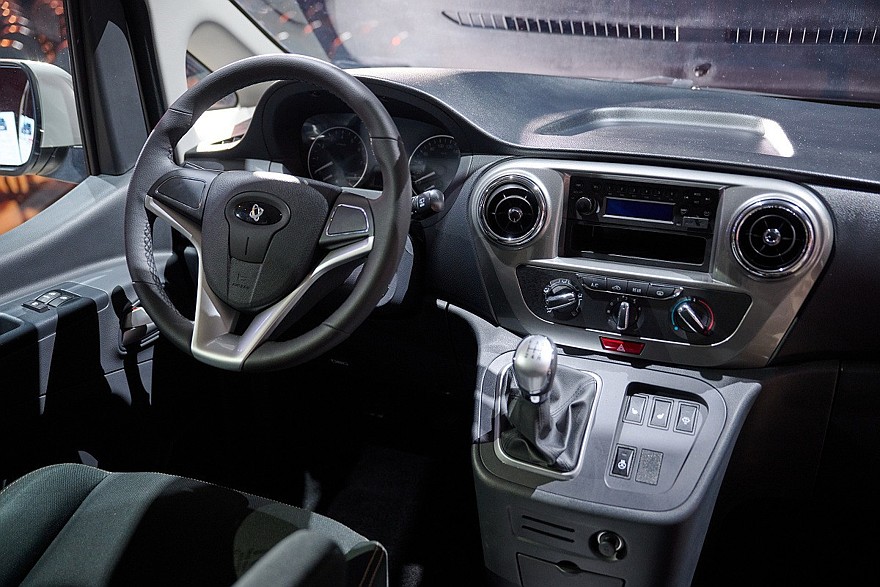 На фото: салон минивэна Sollers SF1