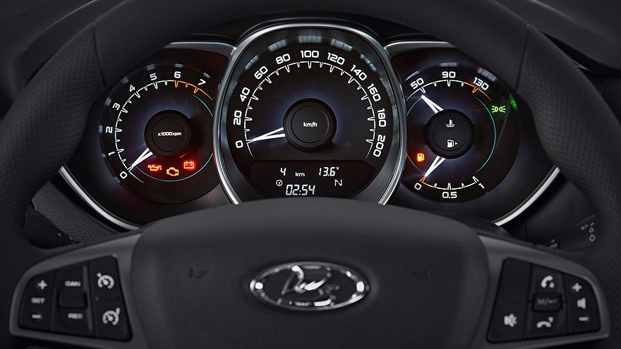 На фото: панель приборов российского варианта Lada Vesta