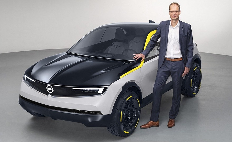 На фото: глава Opel Михаэль Лошеллер и концепт GT X Experimental