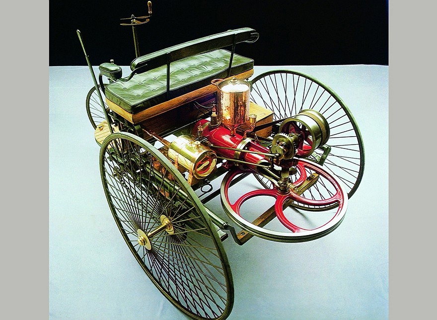 Первый в мире трехколесный самоходный экипаж Карла Бенца. 1885 год