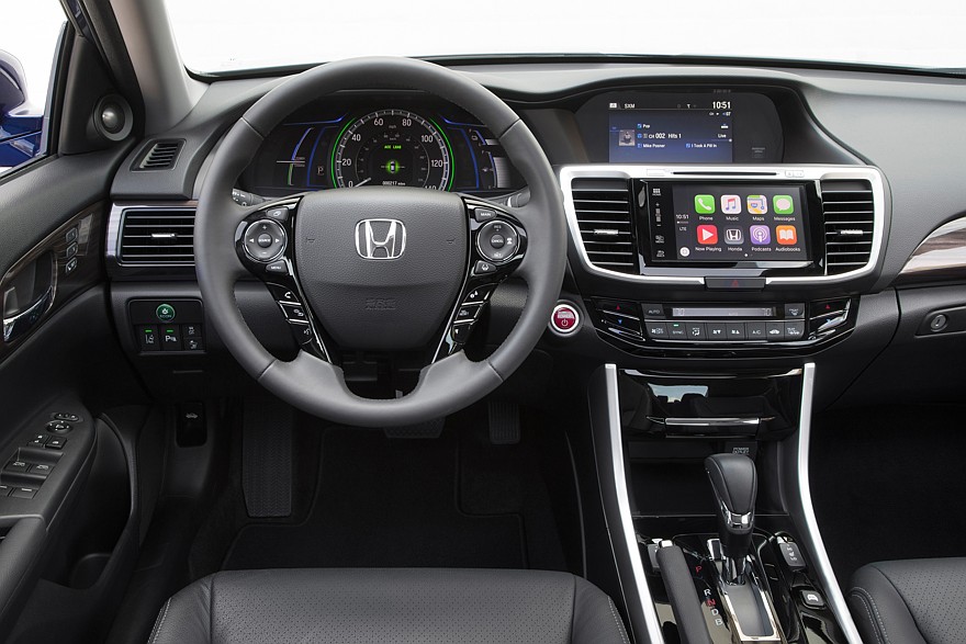 На фото: интерьер обновленного Honda Accord Hybrid