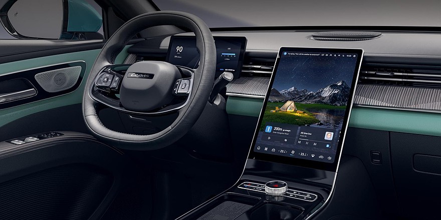 На фото: салон Lepas L8