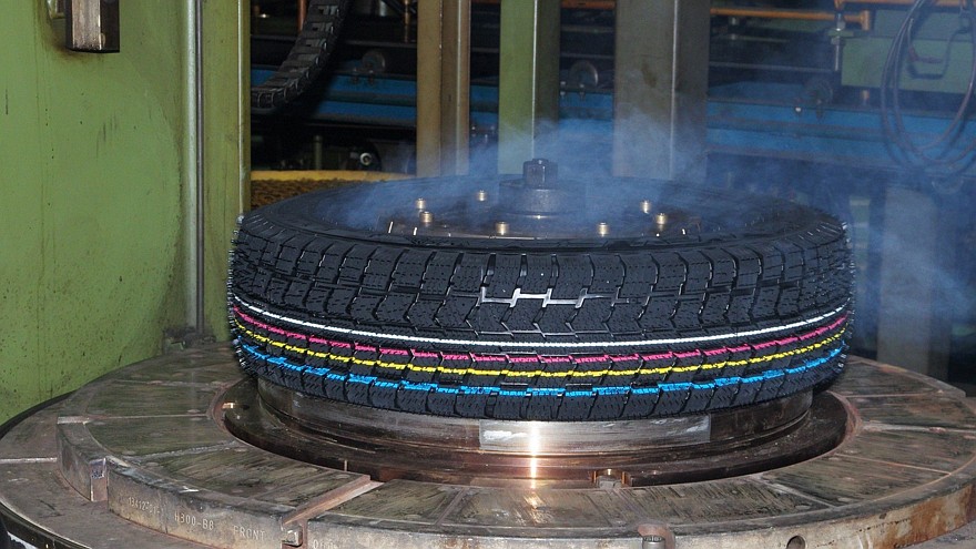 Свулканизованная шина размера 185/75 R16 C 104/102 RV-525
