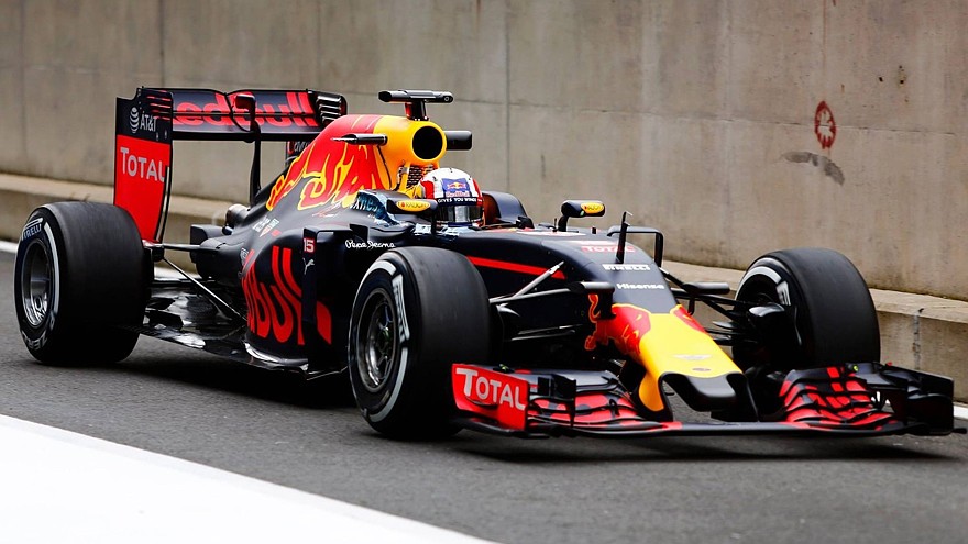 Red Bull Racing станет третьей командой, которая сможет поработать с новой резиной в 2016 году