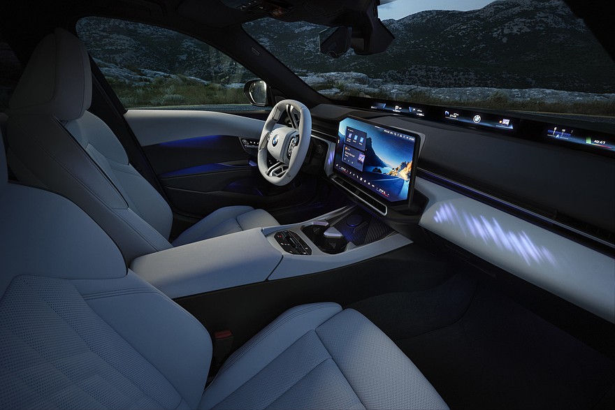 На фото: салон BMW 320