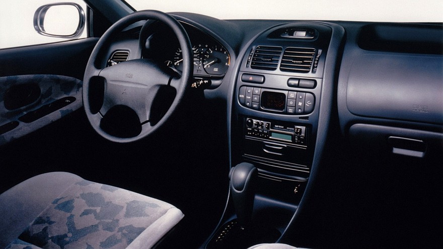 Интерьер Mitsubishi Carisma 5-door '1995–99ы