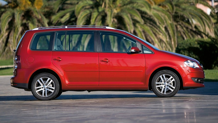 Volkswagen Touran '2006–10 красный сбоку