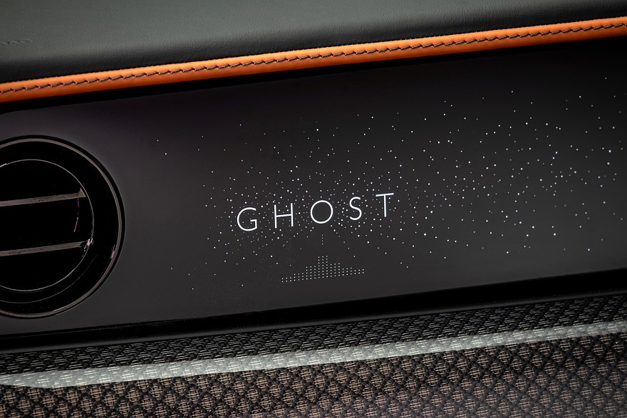 Впал в детство: Rolls-Royce Ghost получил пиксельный декор в стиле винтажных видеоигр