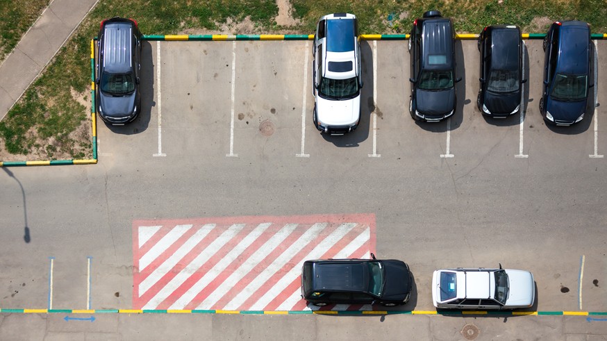 Помимо этого, в предварительном стандарте указано, что разметку для машино-мест можно делать разного цвета: синего – для платной парковки, белого – для бесплатной. По сведениям Росстандарта, этот ПНСТ должен быть утвержден в ноябре 2019 года. Напомним, такой стандарт позволяет проверить изменения на практике до разработки и ввода ГОСТа.Ранее Kolesa.ru сообщал о том, что в России могут появиться турбоперекрёстки и квадратные светофоры . Подобные пункты есть в том же предварительном стандарте «Экспериментальные технические средства повышения эффективности и безопасности дорожного движения». Первые позволят снизить аварийность и повысить пропускную способность дорог, а вторые будут более заметными для участников движения.