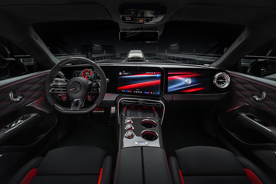 На фото: салон нового Mercedes-AMG GT 4-door Coupe