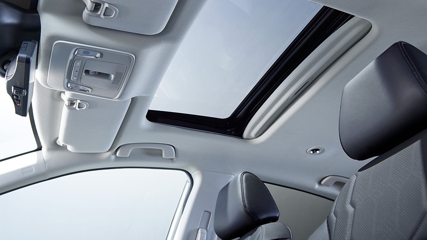 На фото: салон кроссовера Honda Insight