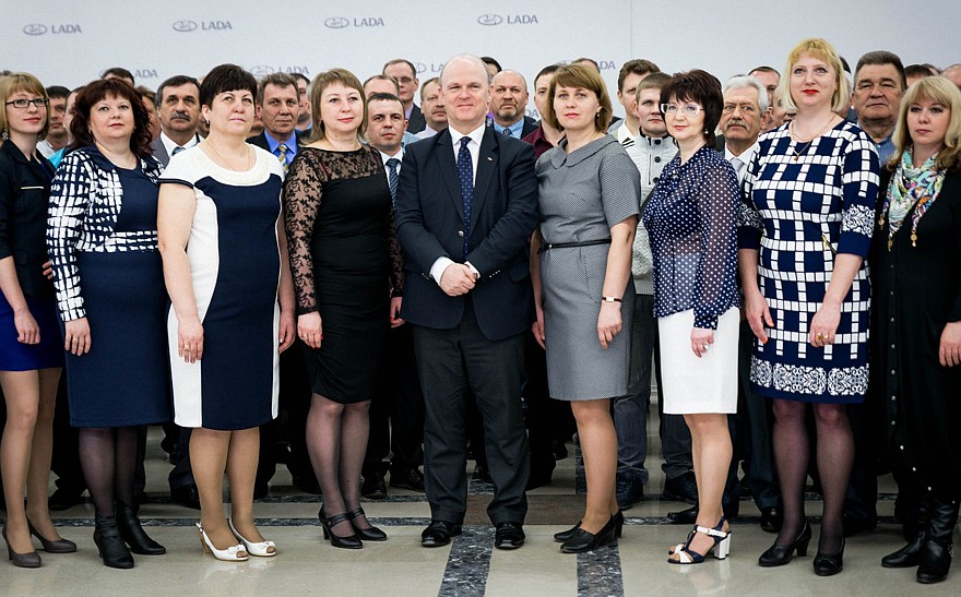На фото: Николя Мор (в центре) и сотрудники АВТОВАЗа на праздновании юбилея