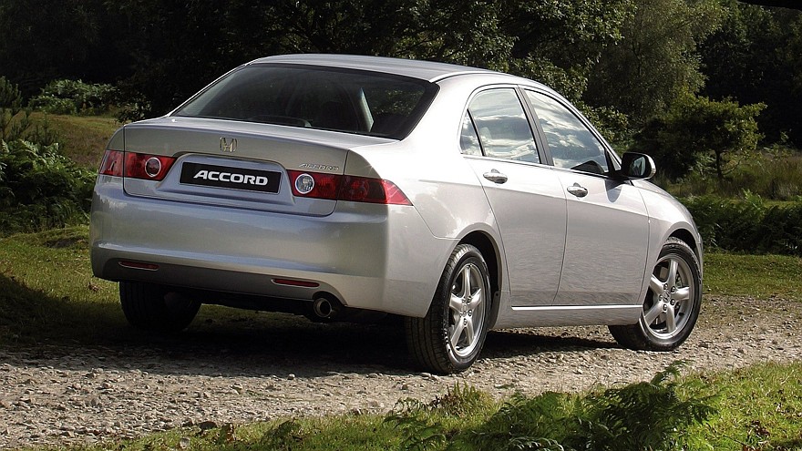 Honda Accord Sedan серебристый вид сзади три четверти
