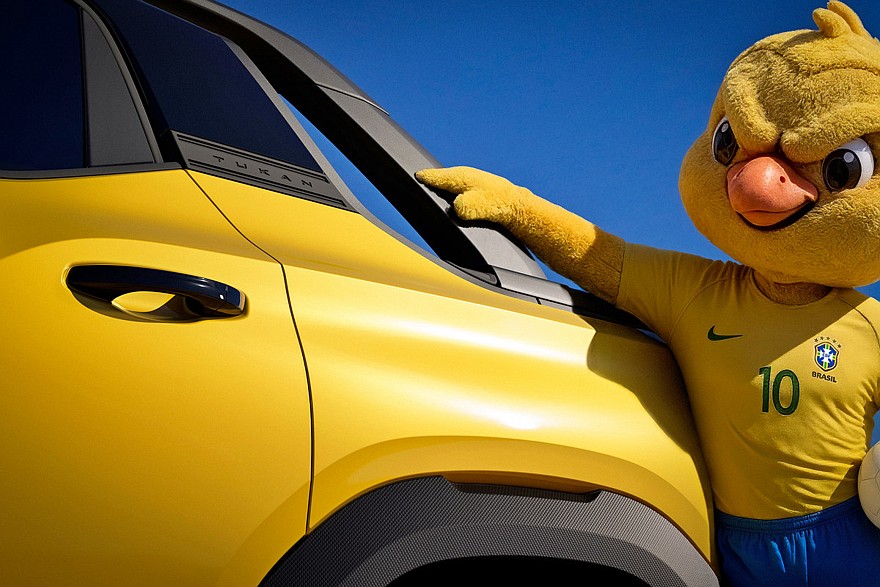 А тут рядом с пикапом стоит Канариньо – талисман сборной Бразилии по футболу, спонсором которой является Volkswagen. Как не сложно догадаться, Канариньо – это канарейка