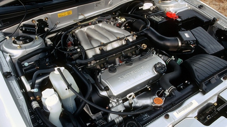 На фото: Под капотом Mitsubishi Galant V6 '1998–2001