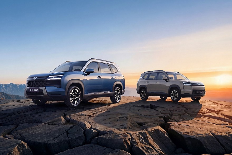 Слева — Wuling Starlight 560 с ДВС, справа — электроверсия