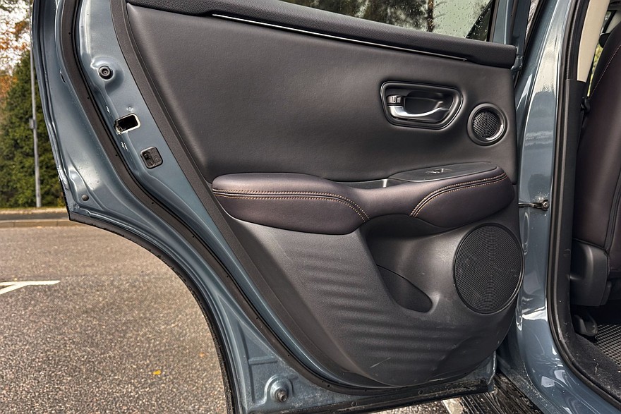 Японский минимализм с европейским лицом: тест-драйв Honda ZR-V