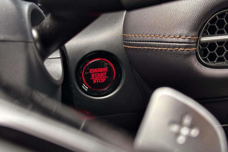 Японский минимализм с европейским лицом: тест-драйв Honda ZR-V