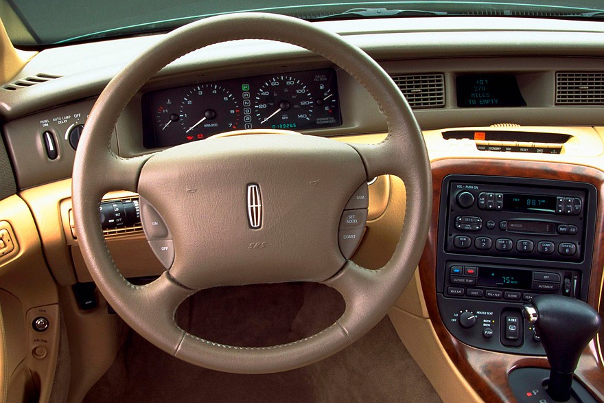 Некоторые журналисты упрекали Mark VII за качество пластика, уступающее Lexus SC400