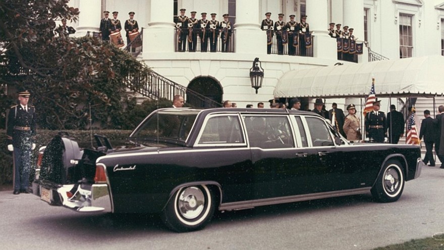 Lincoln Continental третьей модификации у Белого дома. Октябрь 1964 года (из архива компании Ford)