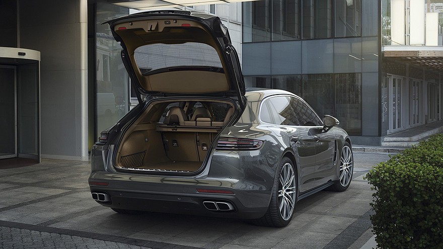 Дверца багажника действительно большая. Объём — 520 литров (у гибридной модификации — 425 литров) — на 20 литров больше, чем у седана