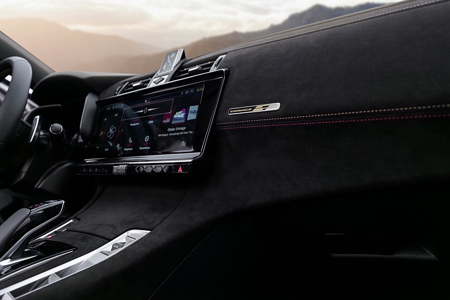 На фото: салон DS 7 Performance Line