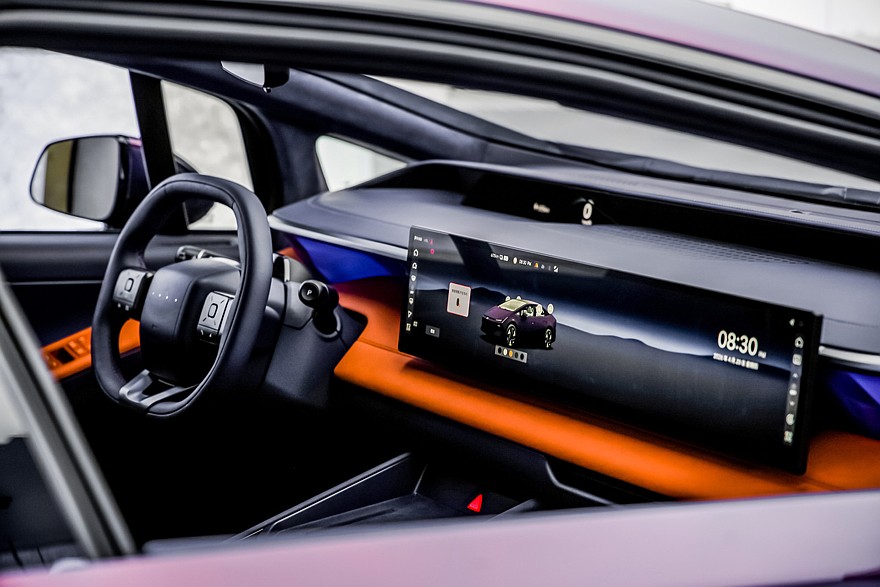 На фото: салон Hyundai Ioniq V