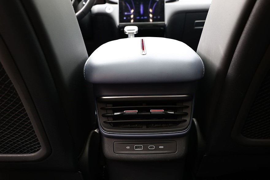 Красное знамя против четырёх колец: сравнительный тест Hongqi HS3 и Audi Q3