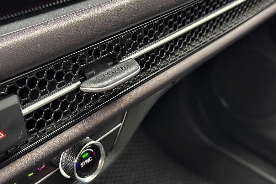 Японский минимализм с европейским лицом: тест-драйв Honda ZR-V